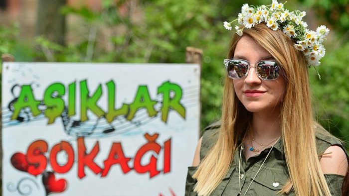 Çanakkale’de bekarlar aşıklar sokağına akın etti