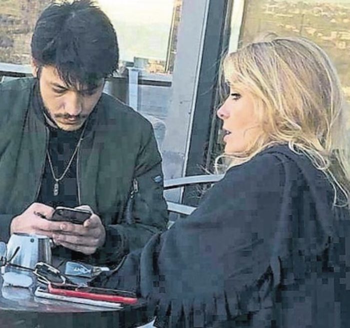 Bade İşçil ile Kubilay Aka Öpüşmesi