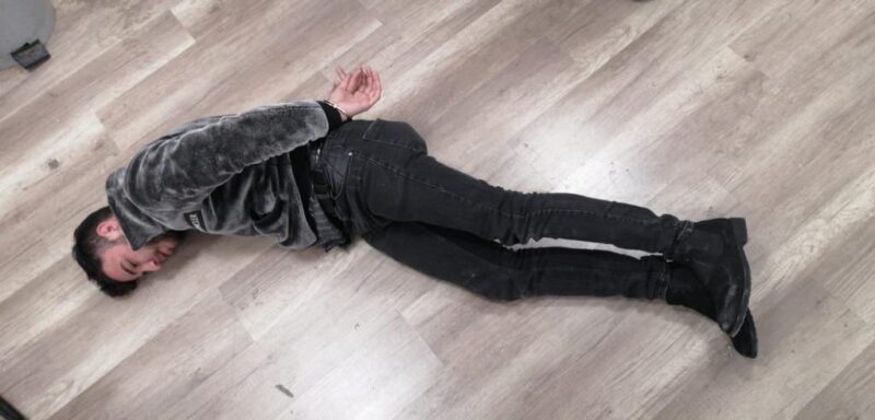 Ümitcan Uygun’un yerde kelepçeli fotoğrafı