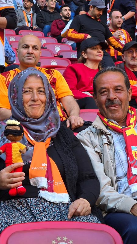 Osimhen’in Örgü Bebeğini Yapan Neslihan Teyze Tribünde